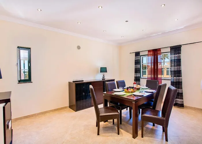Villa Nincha - Heated Pool - Free Wi-Fi - Air Con